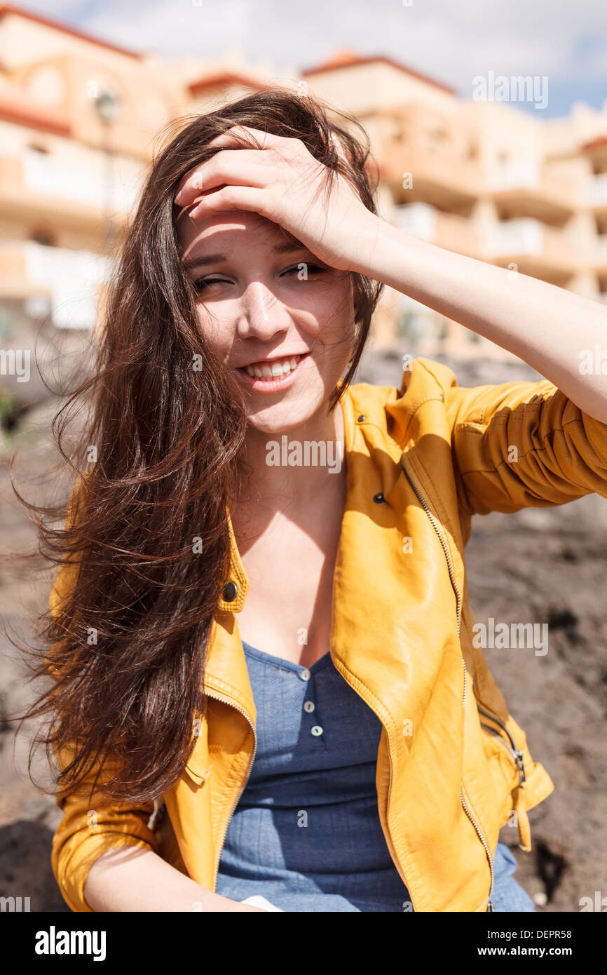 Eine junge Frau reist nach der Insel Fuerteventura Stockfoto