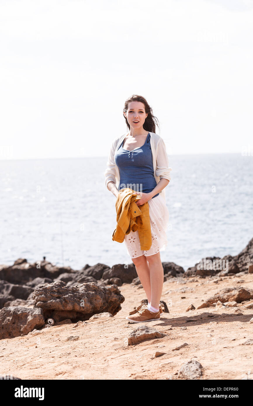 Eine junge Frau reist nach der Insel Fuerteventura Stockfoto