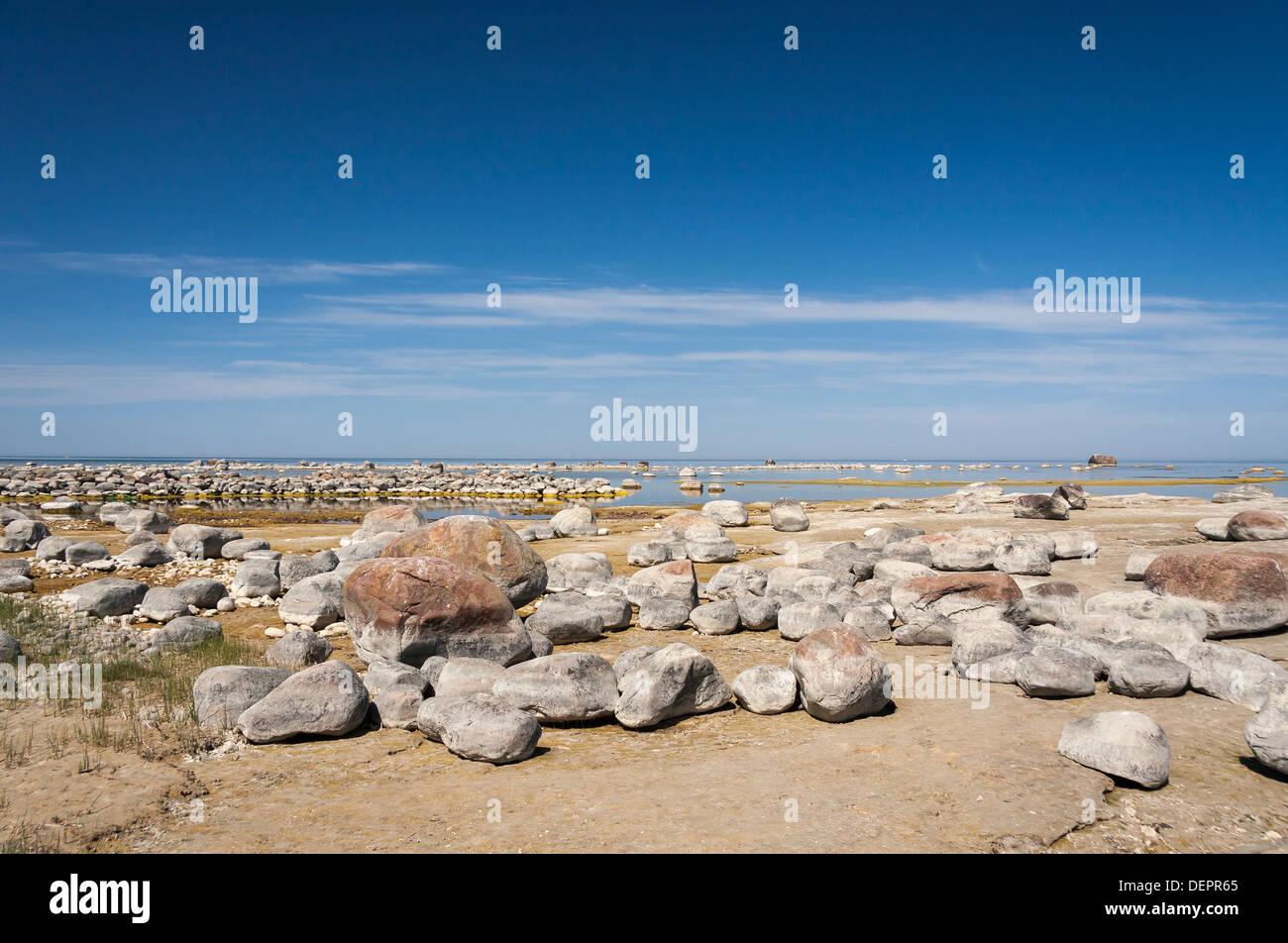 Steiniger Strand bei Ebbe Stockfoto