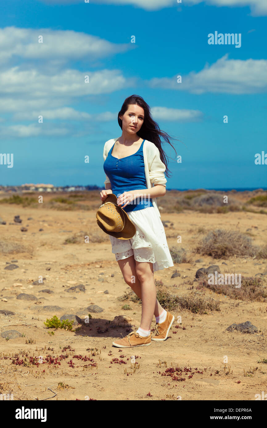 Eine junge Frau reist nach der Insel Fuerteventura Stockfoto