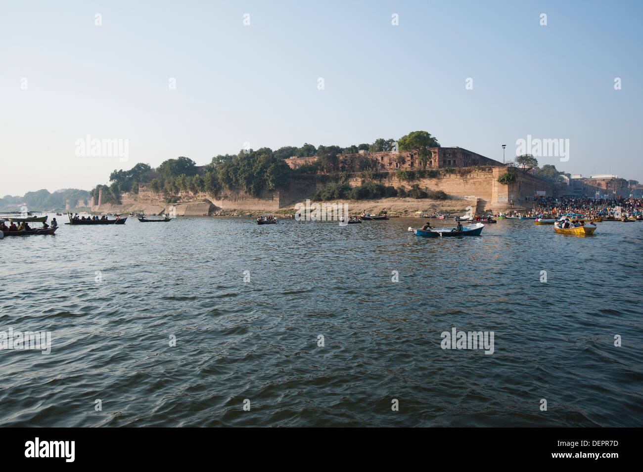 Boote in den Ganges mit Festung im Hintergrund, Allahabad, Uttar Pradesh, Indien Stockfoto
