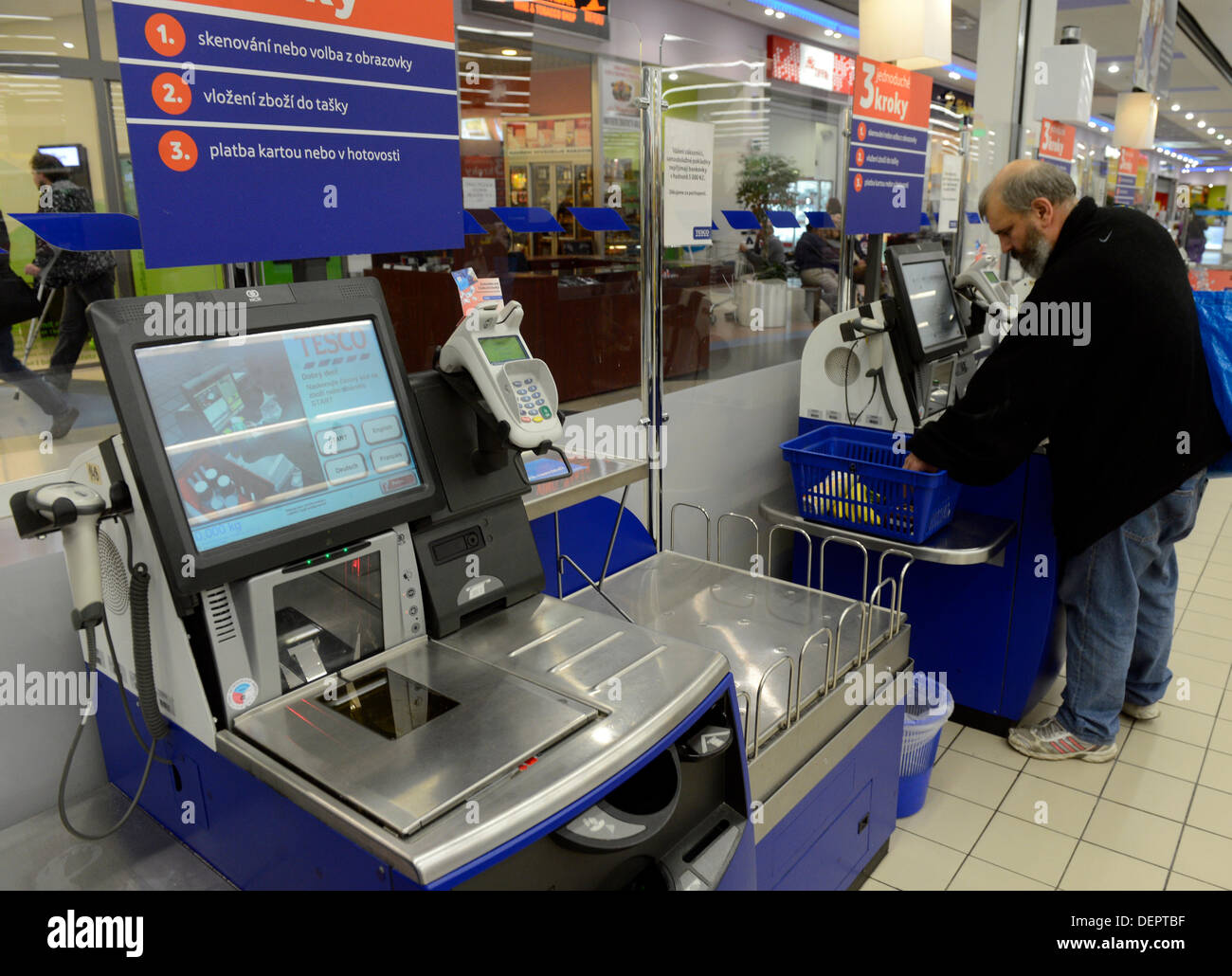 Self Checkout im Tesco, in Prag, Tschechien am 16. September 2013. (CTK Foto/Michal Krumphanzl) Stockfoto