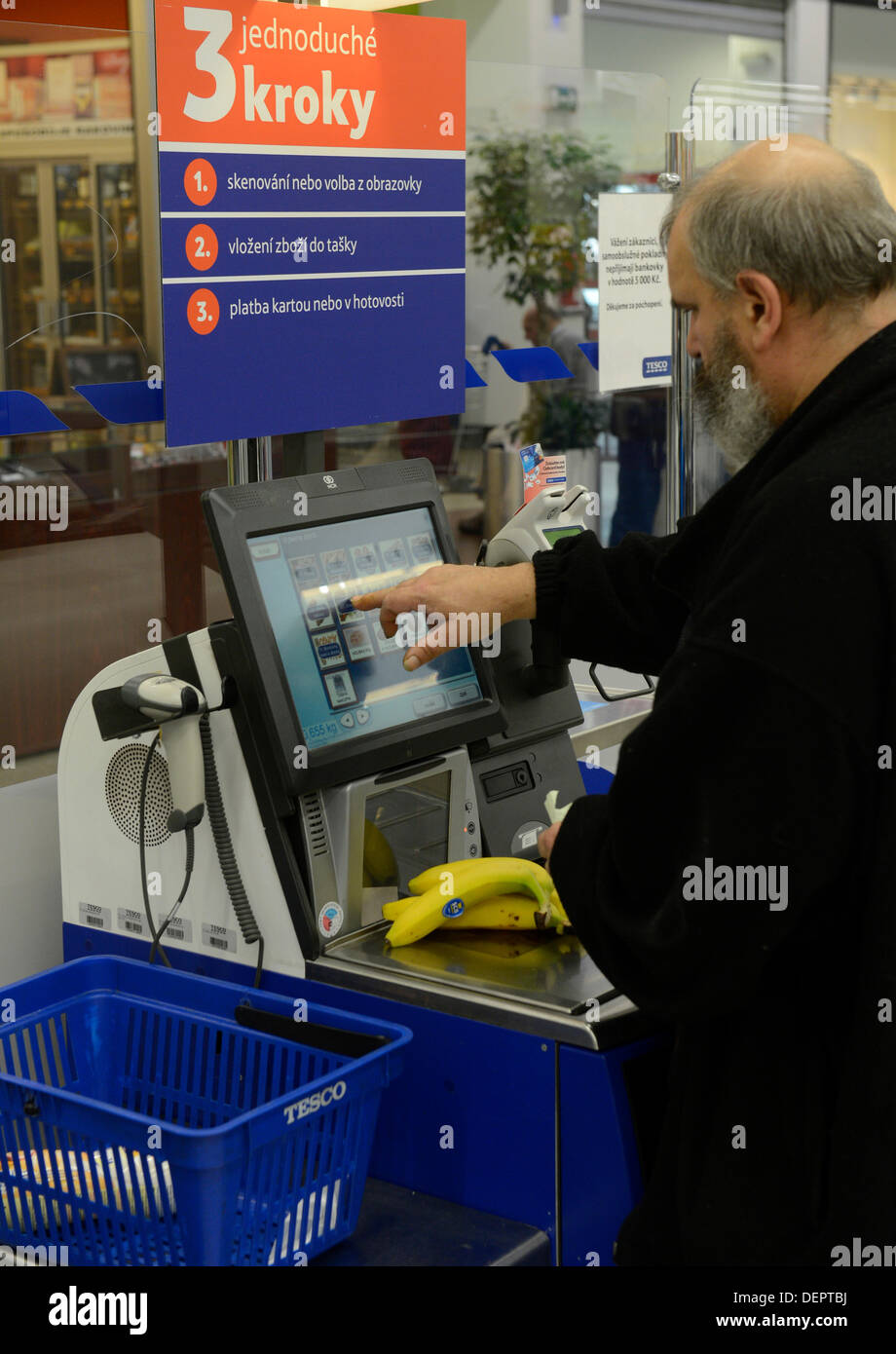 Self Checkout im Tesco, in Prag, Tschechien am 16. September 2013. (CTK Foto/Michal Krumphanzl) Stockfoto