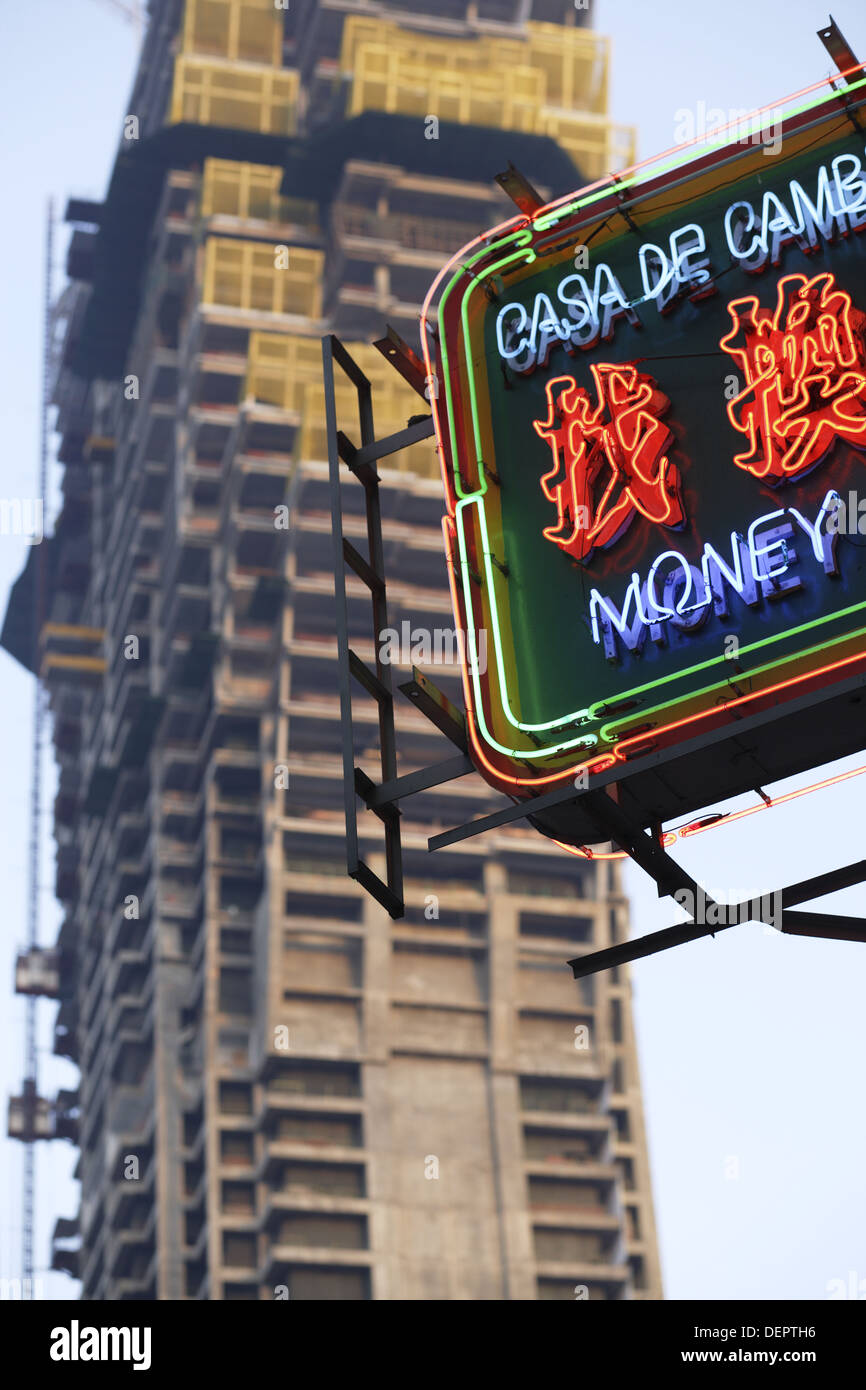 Geld-Wechsler Neonzeichen vor das neue Hochhaus der neuen Lisboa Casino und Hotel im Bau Macau Stockfoto