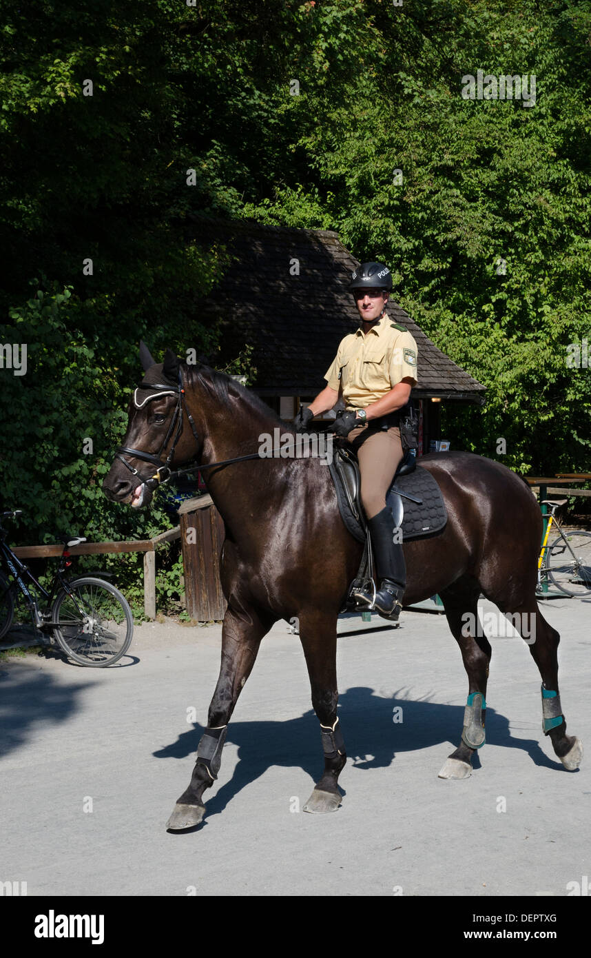 berittene Polizei-Patrouille in den Englischer Garten in München Stockfoto
