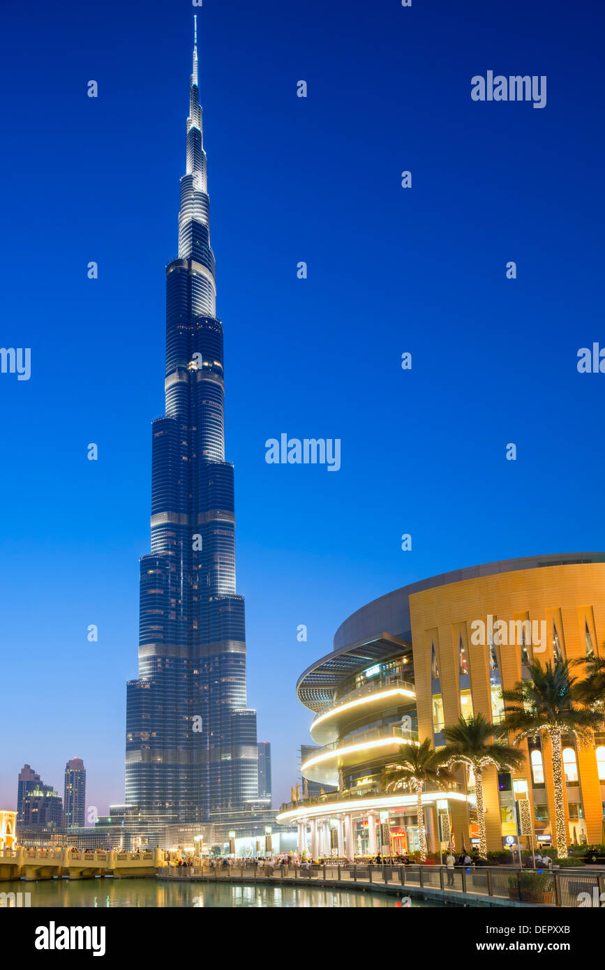 Abends Blick auf Burj Khalifa Tower und Einkaufszentrum Dubai Mall in Dubai Vereinigte Arabische Emirate Stockfoto