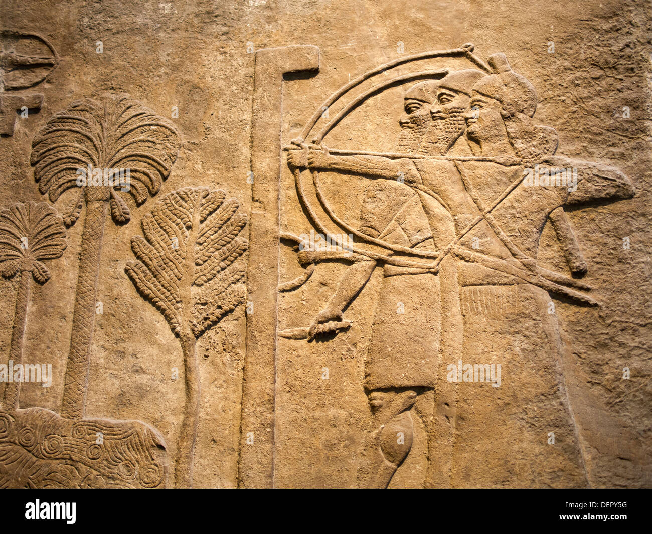 Das British Museum, London - assyrischen Fries eine Stadt unter Belagerung von Palast von Tiglat Pileser III in Nimrud Stockfoto
