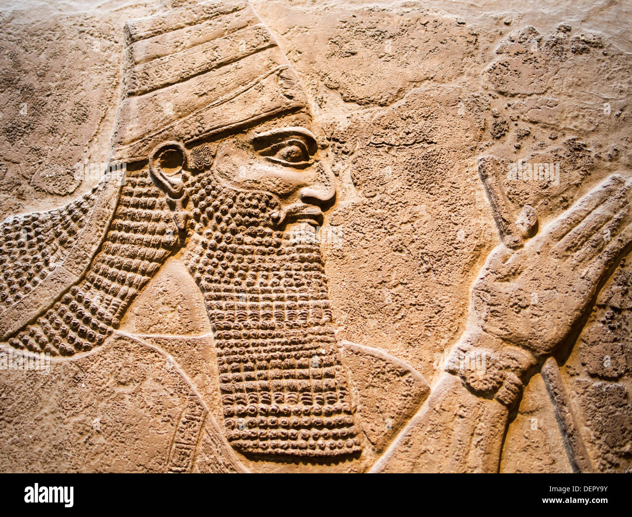 Das British Museum, London - assyrischen Fries des Kopfes von Tiglat-Pileser III am Nimrud.jpg Stockfoto