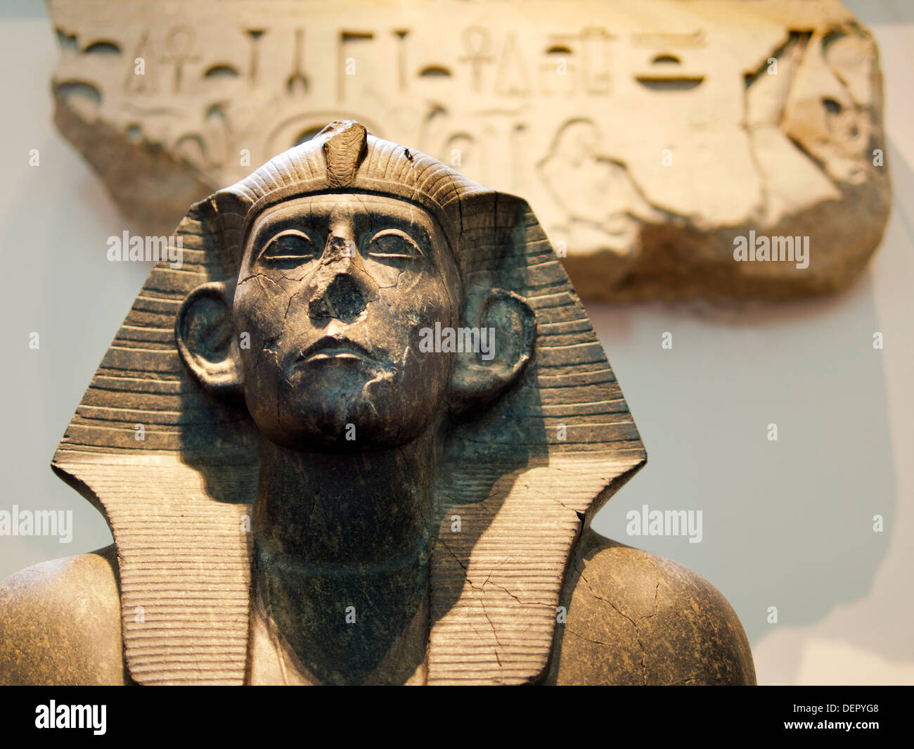 Das British Museum, London - schwarzer Granitstatue des ägyptischen Königs Seostris III. Stockfoto