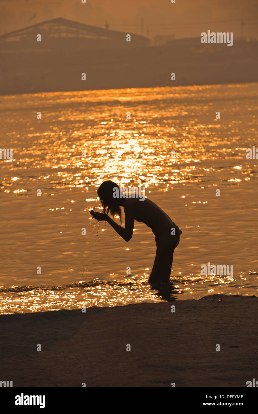 Sadhu ein heiliges Bad zu nehmen und beten im Ganges River an der Maha Kumbh, Allahabad, Uttar Pradesh, Indien Stockfoto