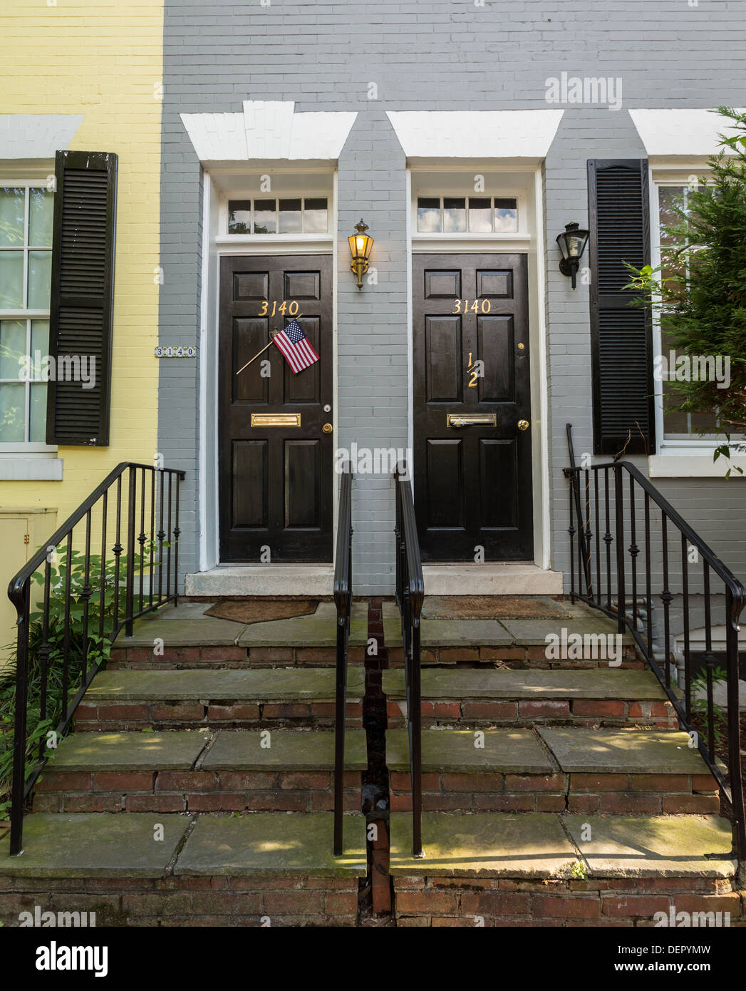 Haustüren der Häuser im historischen Georgetown, Washington DC, USA - mit ungewöhnlichen Zahlen Stockfoto