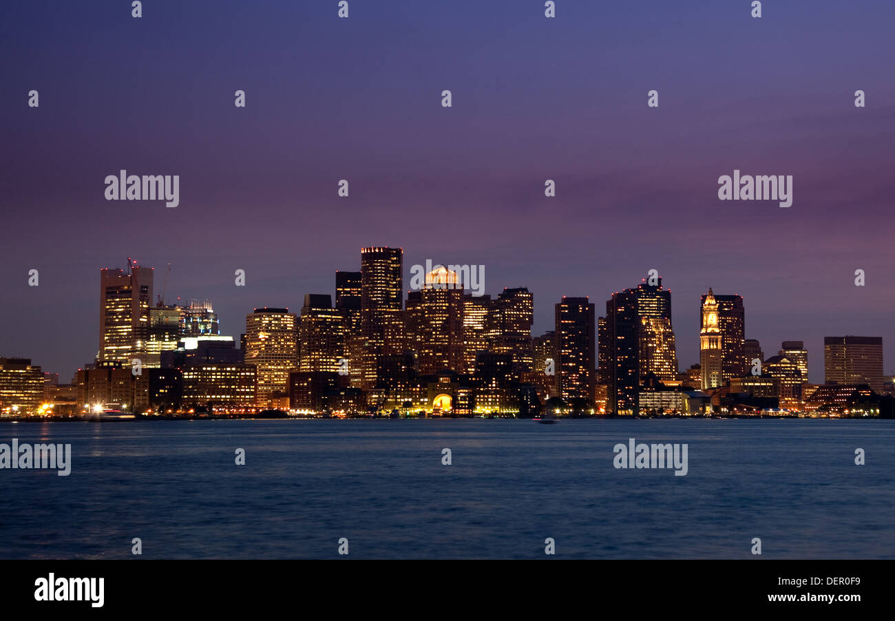 Blick auf Boston Skyline bei Nacht, USA Stockfoto