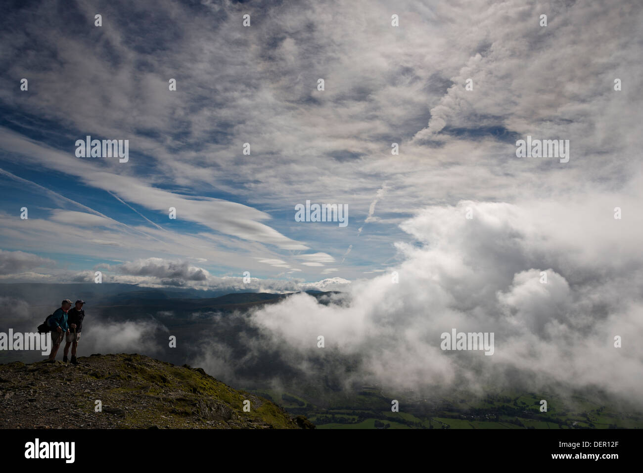 Zwei verliebte sich Wanderer auf Blencathra Gipfel tiefhängenden Wolken erfüllen hohe Wolkenbildung. Stockfoto
