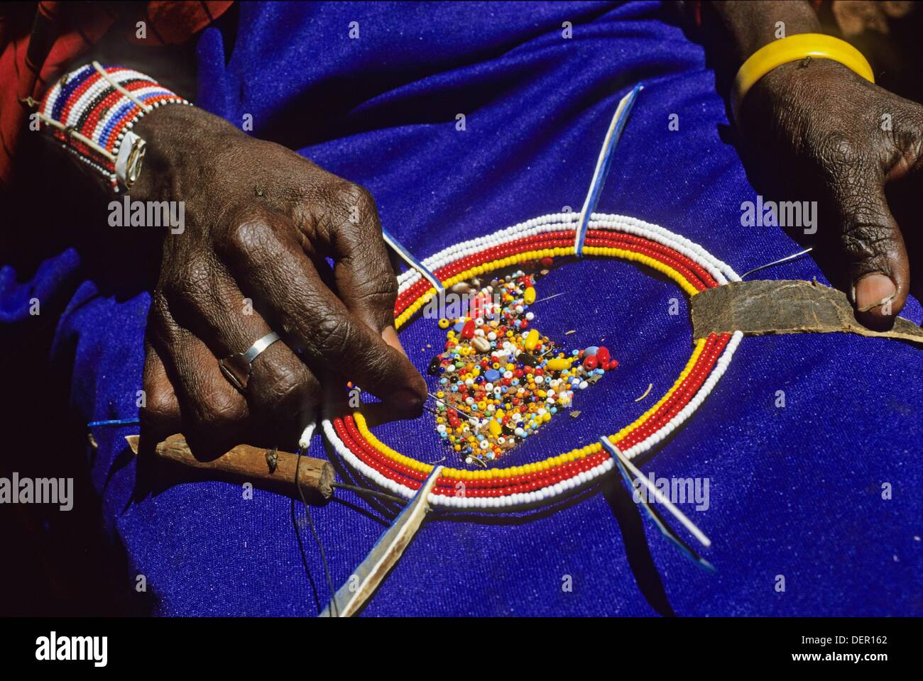 Herstellung D´un Collier de Perles, Masai, Kenia, Afrika Stockfoto