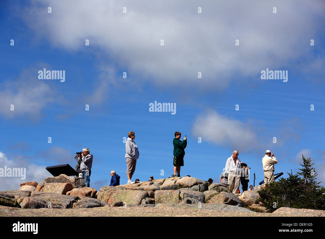 Touristen auf dem Gipfel des Cadillac Mountain, Acadia-Nationalpark, Mount Desert Island, Maine Stockfoto