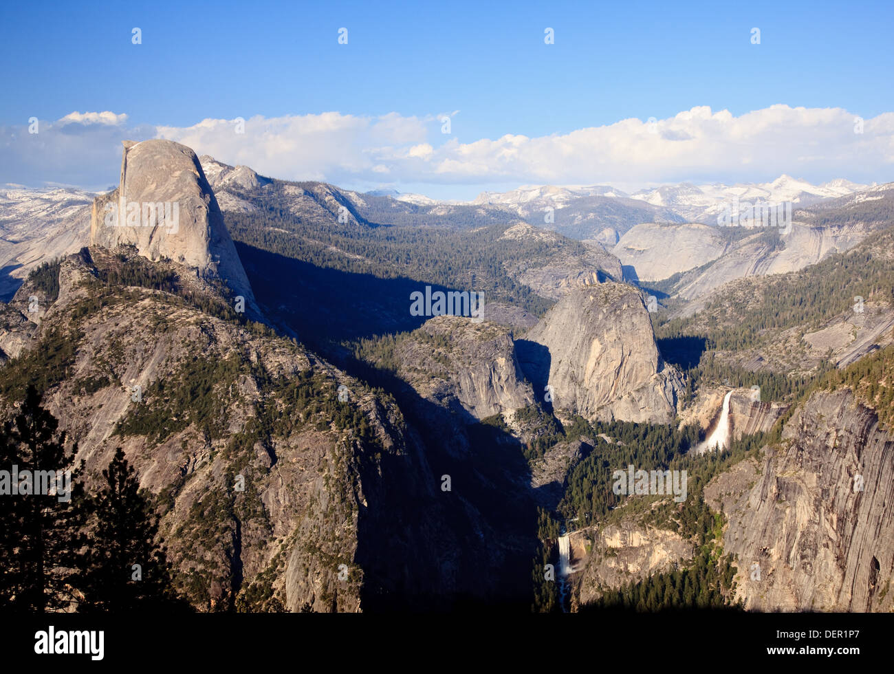 Halbe Kuppel Berge und Wasserfälle im Yosemite-Nationalpark mit den schneebedeckten Bergen der Sierra, Kalifornien, USA Stockfoto