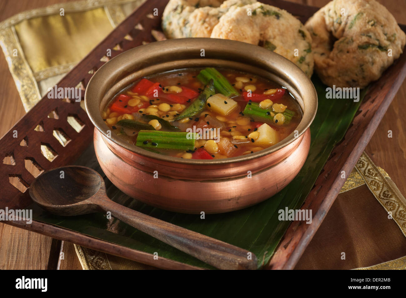 Sambhar. Linsensuppe und Gemüseeintopf mit Vadas Südindien Stockfoto