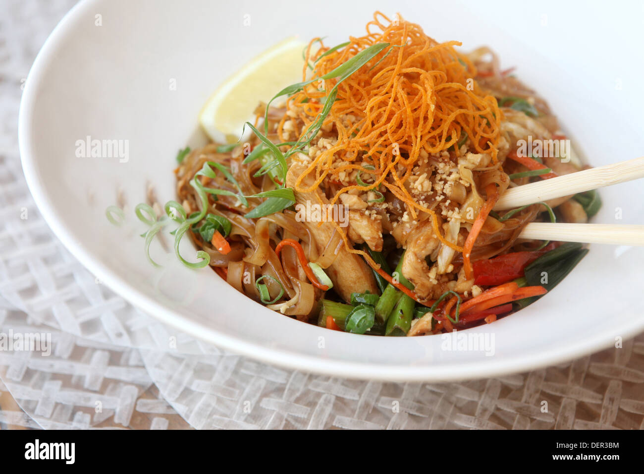 Unter Rühren gebraten Huhn Nudeln Stockfoto