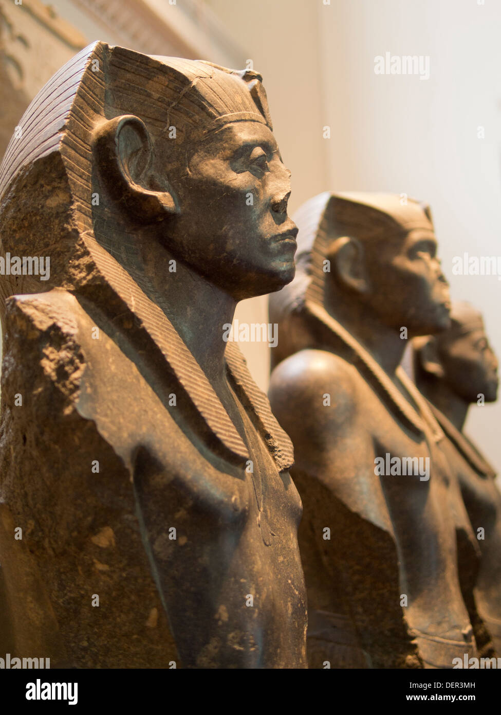 Das British Museum - drei schwarze Granitstatuen des ägyptischen Königs Seostris III. Stockfoto