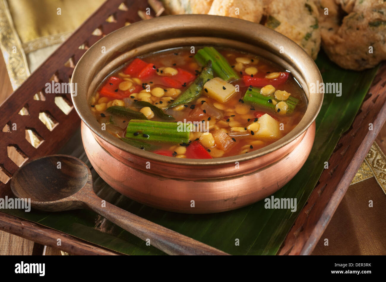 Sambhar. Linsensuppe und Gemüseeintopf mit Vadas Südindien Stockfoto