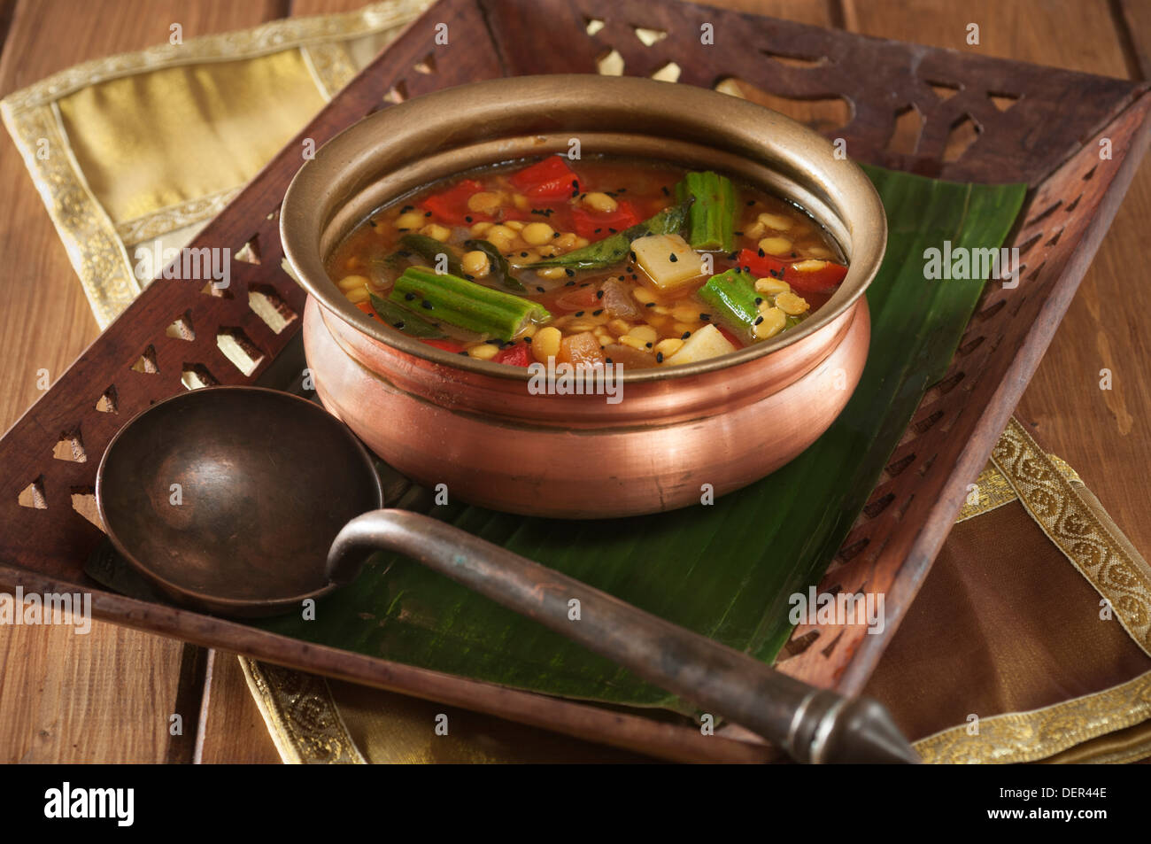Sambhar. Linsen und Gemüse Eintopf Südindien Stockfoto