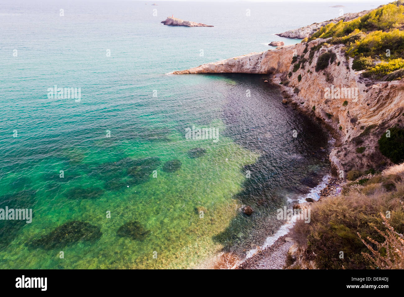 Wunderschönen Bucht auf der Insel von Ibiza, Spanien an der Küste im Sommer. Stockfoto
