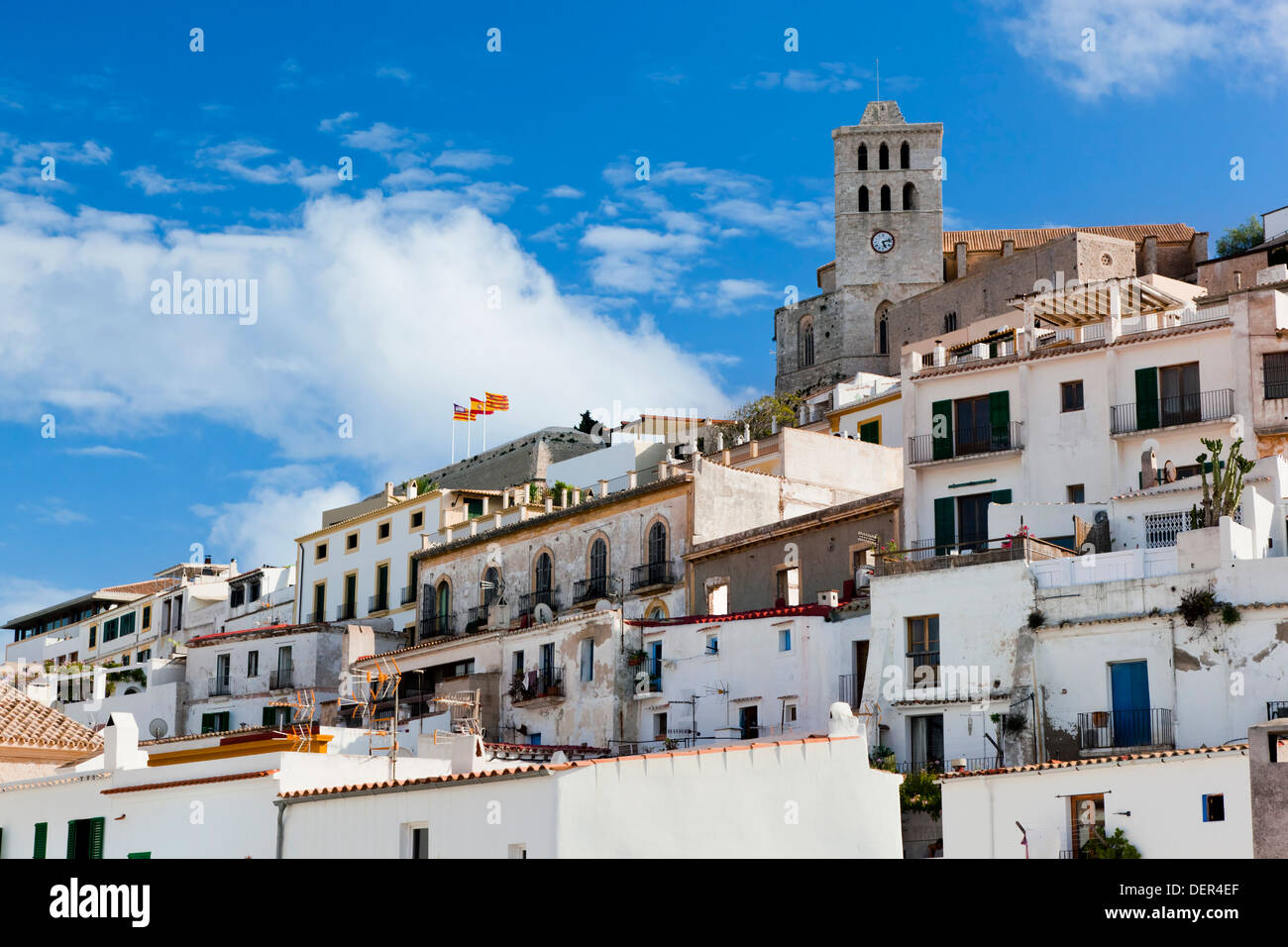 Ibiza, Spanien - alte Bürgerhäuser und Kirche in Ibiza im Sommer Stockfoto
