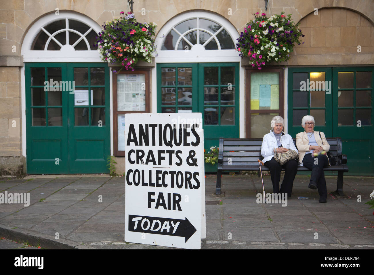 Antiquitäten, Kunsthandwerk und Messe Sammler in die historische Stadt Wells, Marktplatz, Somerset England UK Stockfoto