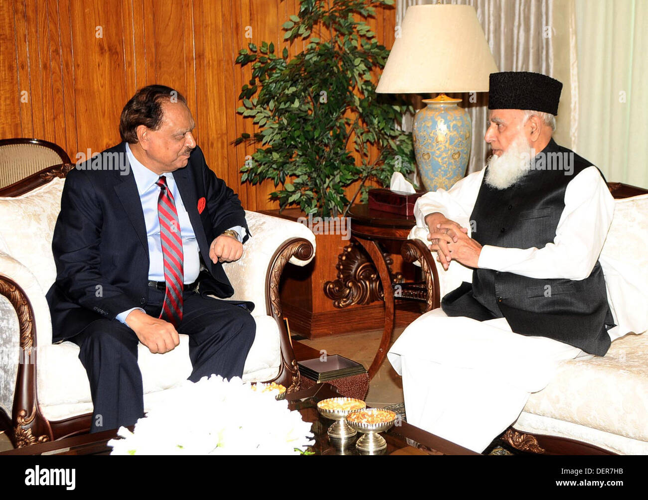 Islamabad, Pakistan. 23. September 2013. Handout Image von PID  Präsident Mamnoon Hussain Meinungsaustausch mit ehemaligen Präsidenten Muhammad Rafiq Tarar bei Treffen in Aiwan-e-Sadr, Islamabad am 23. September 2013.     Foto von PID/Deanpictures/Alamy Live-Nachrichten Stockfoto