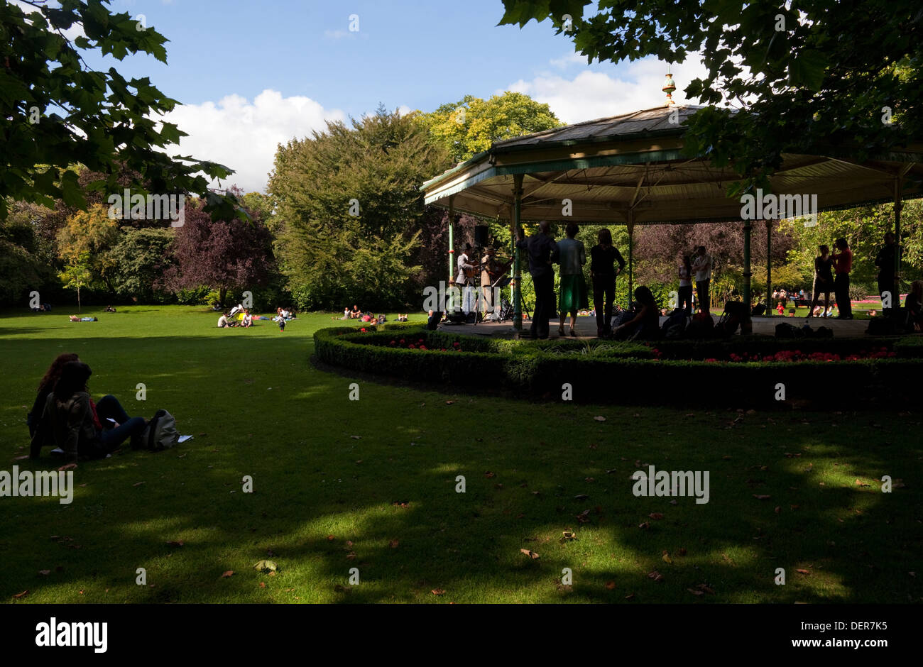 Wochenende Unterhaltung auf der Musikpavillon im St. Stephens Green Park, Stadt Dublin, Irland. Stockfoto