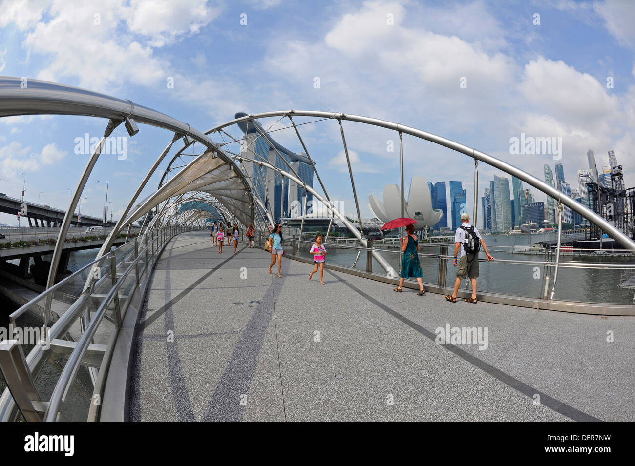 Die Helix-Brücke, Fußgängerbrücke im Bereich Marina Bay in Singapur Stockfoto