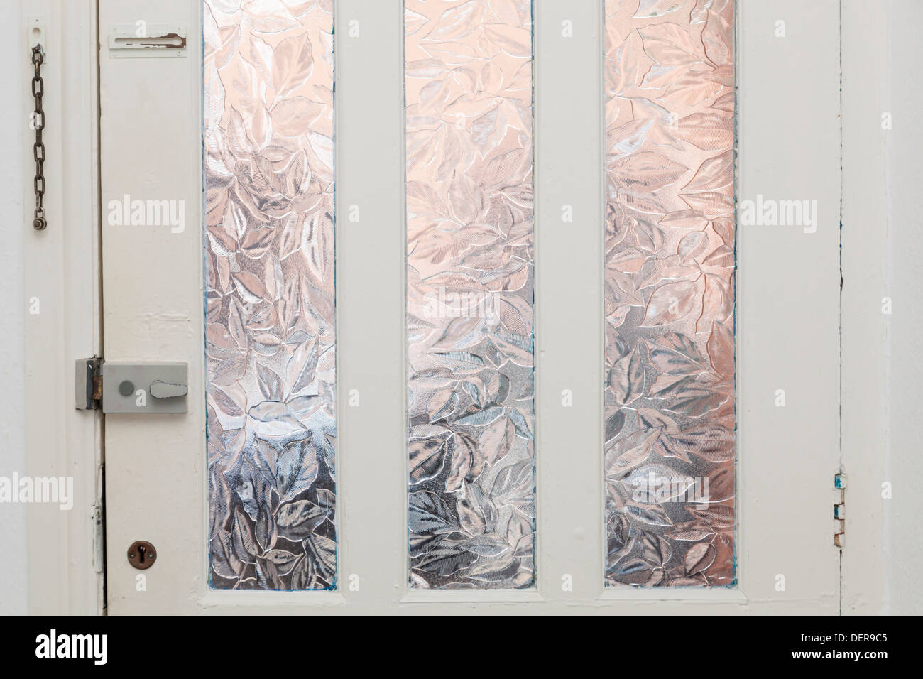 Innenansicht eines alten vorderen Tür mit Glasscheiben, Chain Lock, Yale lock und Schlüsselloch für einsteckschloss, England, Großbritannien Stockfoto
