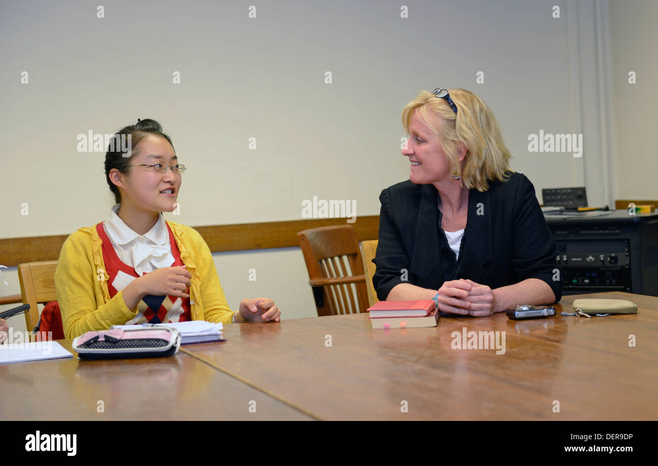 Yale University English Language Institute für ausländische Studierende, Englisch als zweite Sprache zu studieren. Chinesische Schüler mit Lehrer Stockfoto