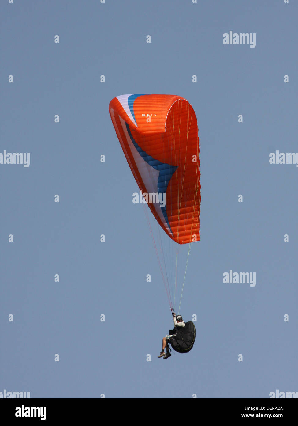 Paragliding in den Bergen Stockfoto