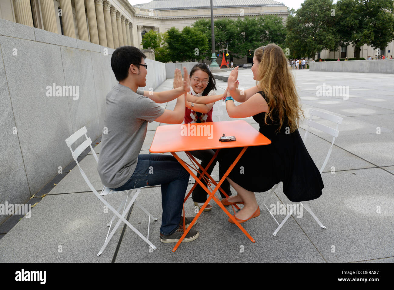 English Language Institute. Ausländische Studierende lernen Englisch als zweite Sprache in Yale Summer School spielen Spiel klatschte. Stockfoto