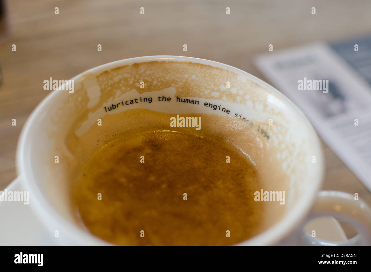 Nahaufnahme von innen eine Tasse Kaffee mit den Worten, die Schmierung des menschliche Motor Sinus 1994 Stockfoto