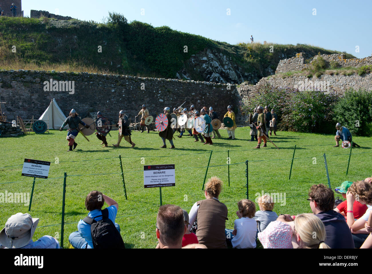 Besucher, die gerade ein Wikinger-Turnier bei Lindisfarne Priory auf Holy Island, Northumberland, UK Stockfoto