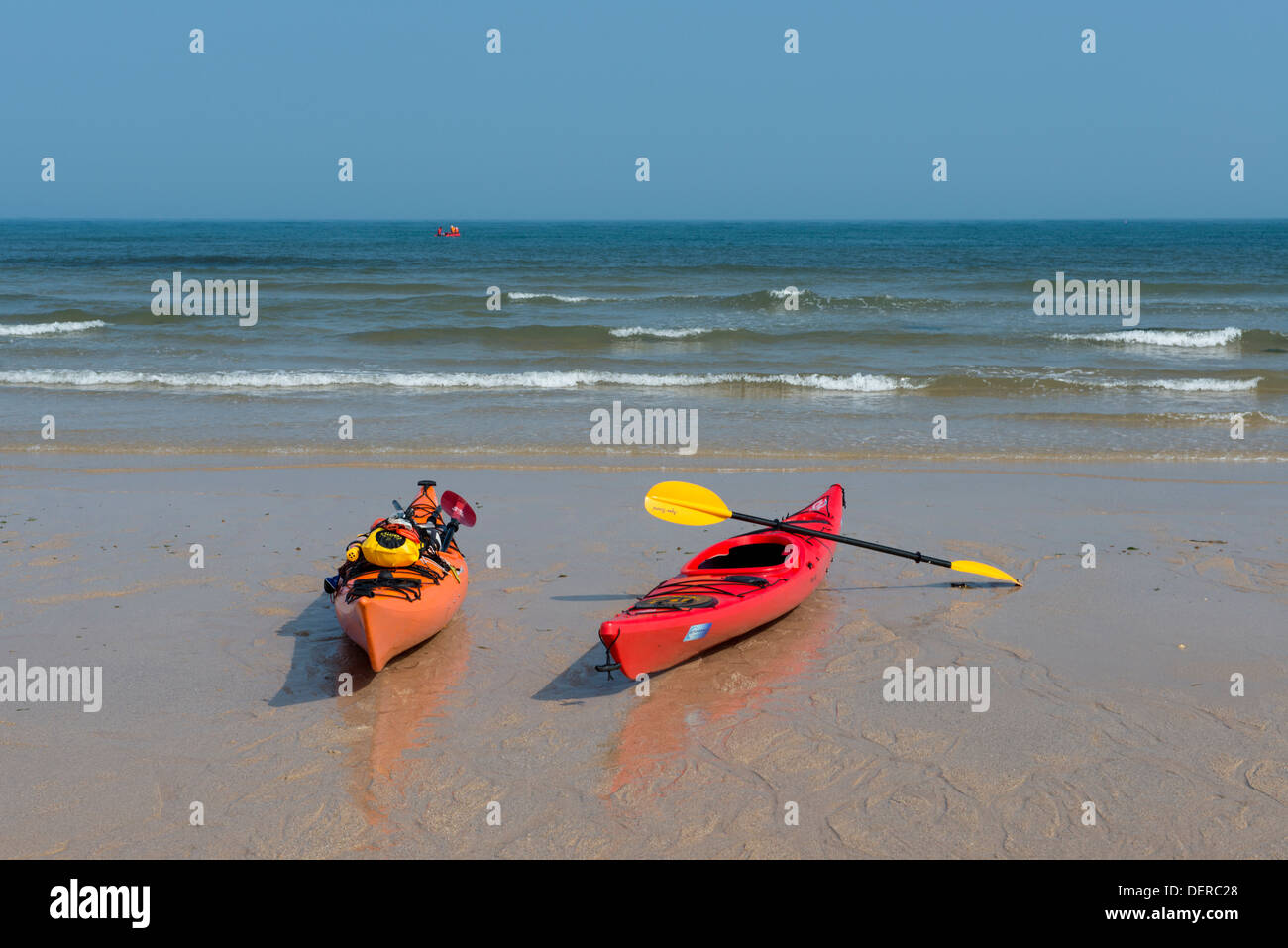 Ein paar Kajaks am Strand von Fußball-Loch in der Nähe von hohen Newton by-the-Sea, Northumberland, UK Stockfoto