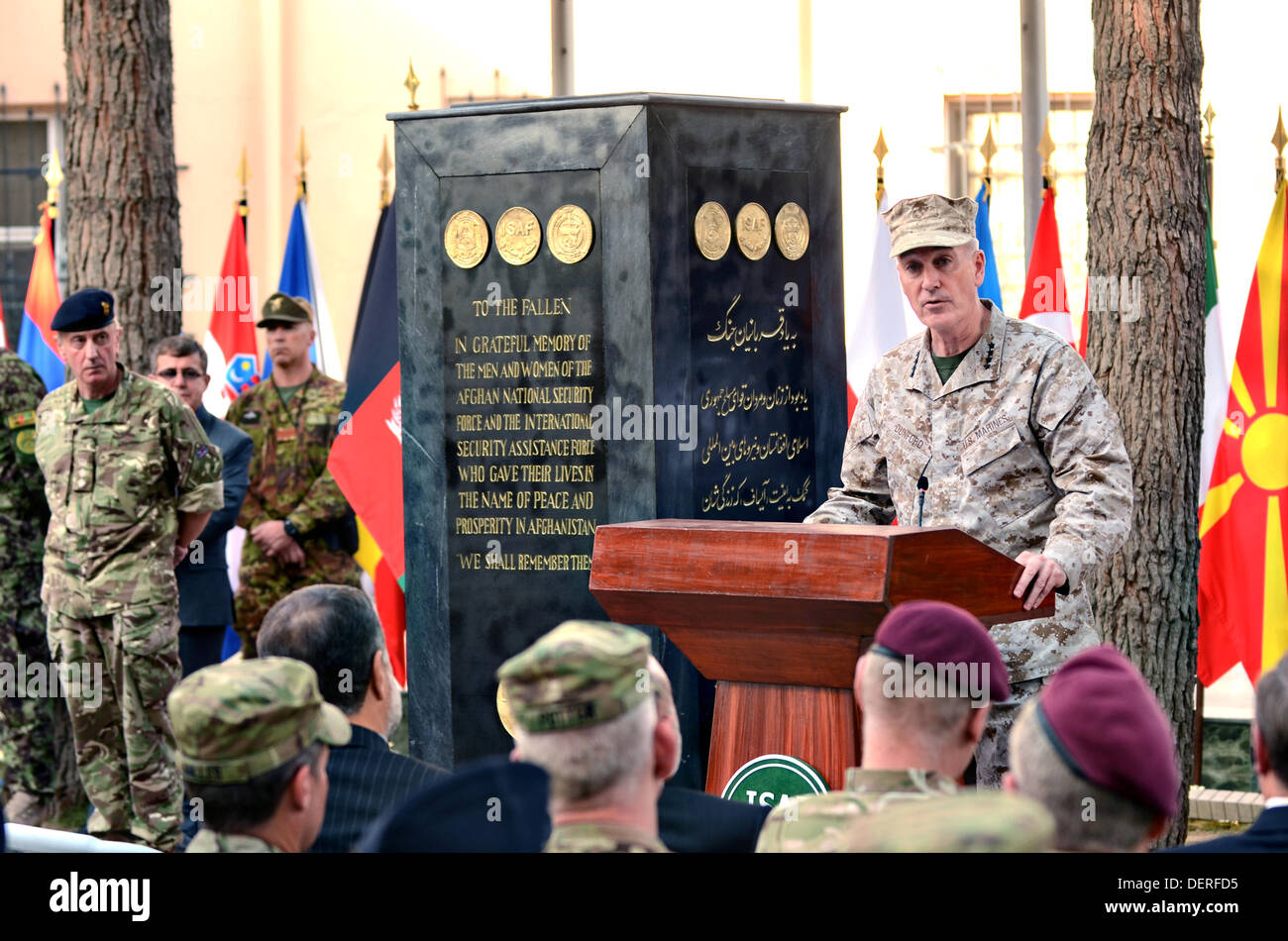 Besuchen Sie US Marine Corps General Joseph F. Dunford Jr., Kommandant der USA und der ISAF-Truppen in Afghanistan die Enthüllung eines Denkmals gewidmet gefallenen Service-Mitglieder in den Afghanistan-Krieg 23. September 2013 in Kabul, Afghanistan Stockfoto