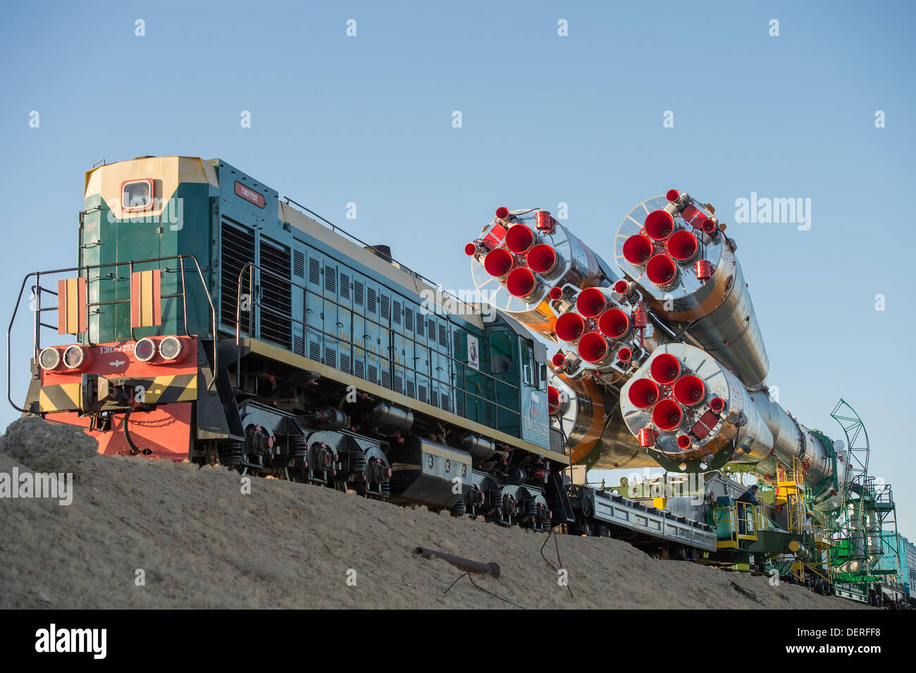 Die russische Sojus-Rakete wird zur Startrampe mit dem Zug am Weltraumbahnhof Baikonur 23. September 2013 in Baikonur, Kasachstan ausgerollt. Start der Rakete tragen die Expedition 37 Besatzung der internationalen Raumstation ISS ist für 26. September geplant. Stockfoto