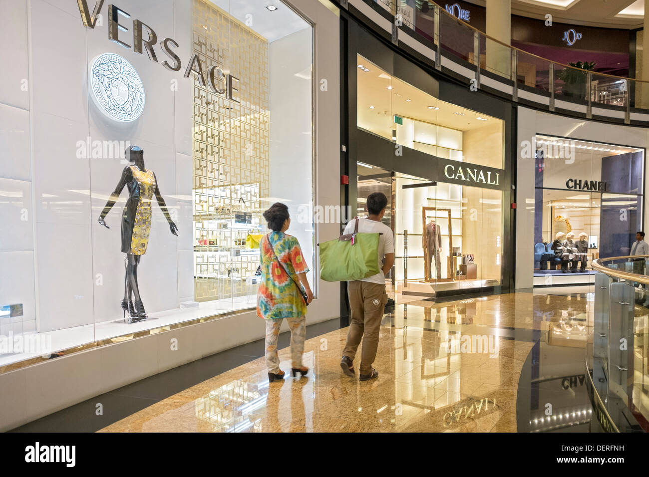 Luxus-Mode-Boutiquen in der Mall des Einkaufszentrums Emirates in Dubai Vereinigte Arabische Emirate Stockfoto