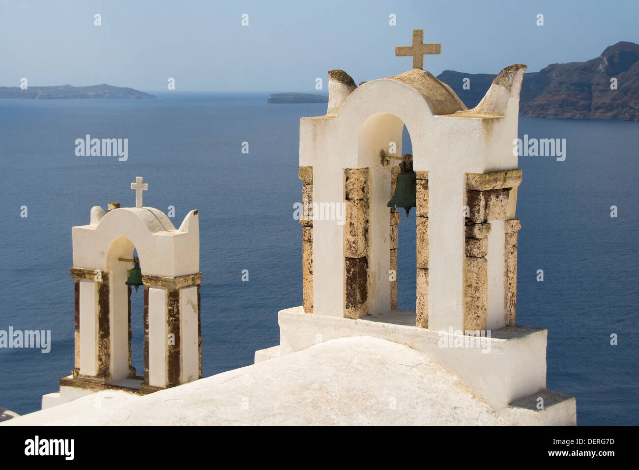 Glockenturm der Kirche in Oia mit der Caldera im Hintergrund, Insel Santorini, Griechenland. Stockfoto