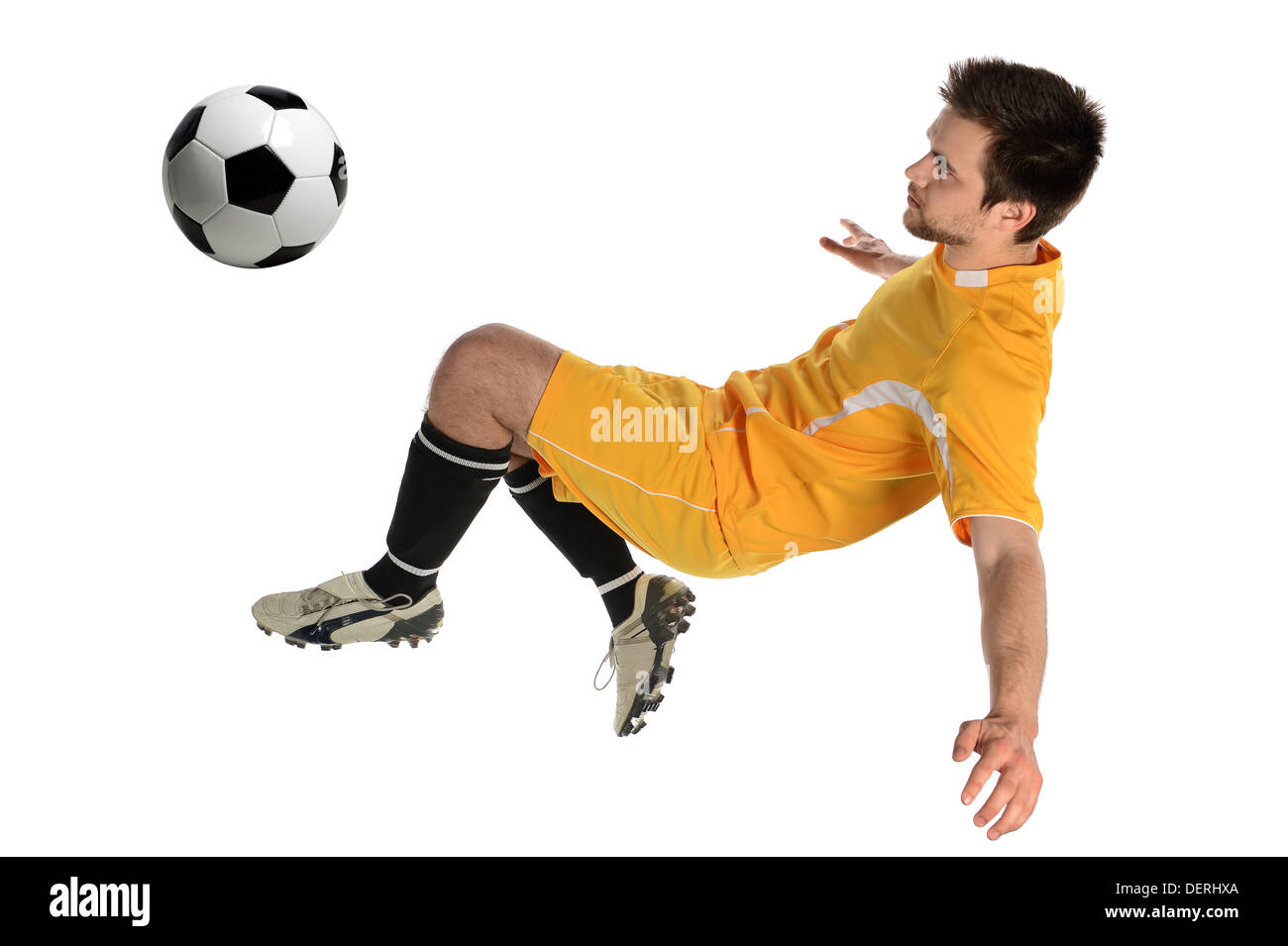 Fußball-Spieler treten Ball isoliert auf weißem Hintergrund Stockfoto