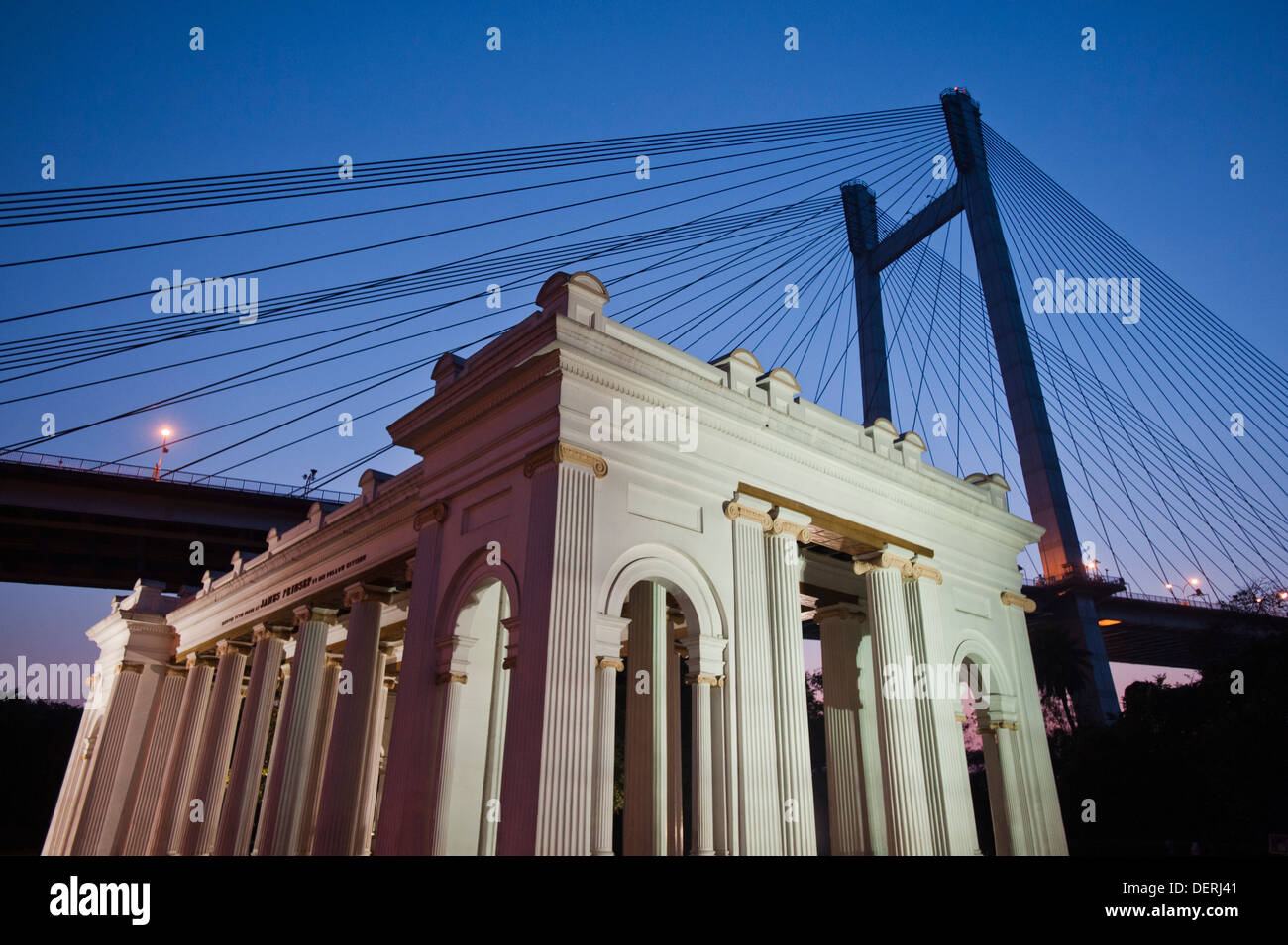 Niedrigen Winkel Ansicht eines Denkmals mit Brücke im Hintergrund, Prinsep Ghat, Kolkata, Westbengalen, Indien Stockfoto