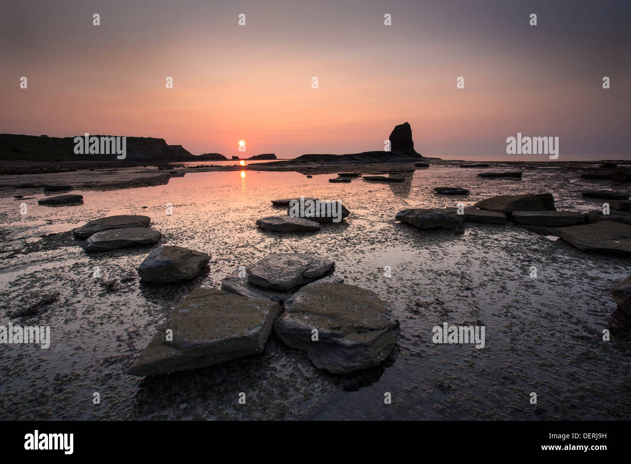 Das Sunset gegen Bay in der Nähe von Whitby Stockfoto