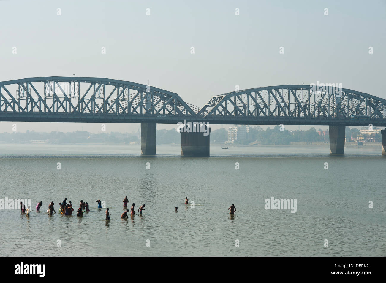Brücke über einen Fluss, Vivekananda Setu, Hooghly River, Kolkata, Westbengalen, Indien Stockfoto