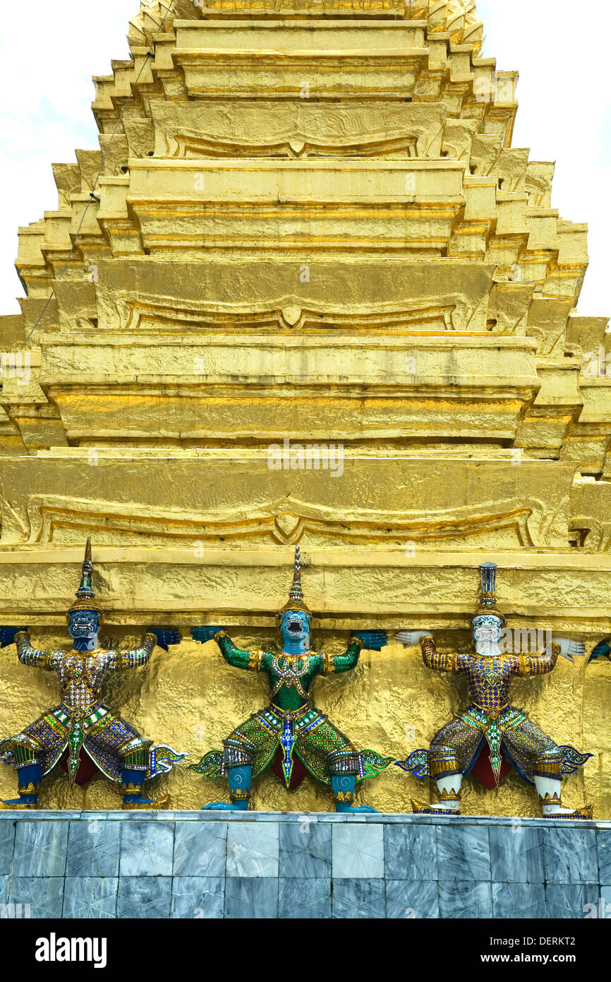 Giganten der Ramakien-Epos. Wat Phra Kaew, oder Tempel des Smaragd-Buddha. Grand Palace. Bangkok, Thailand, Asien. Stockfoto