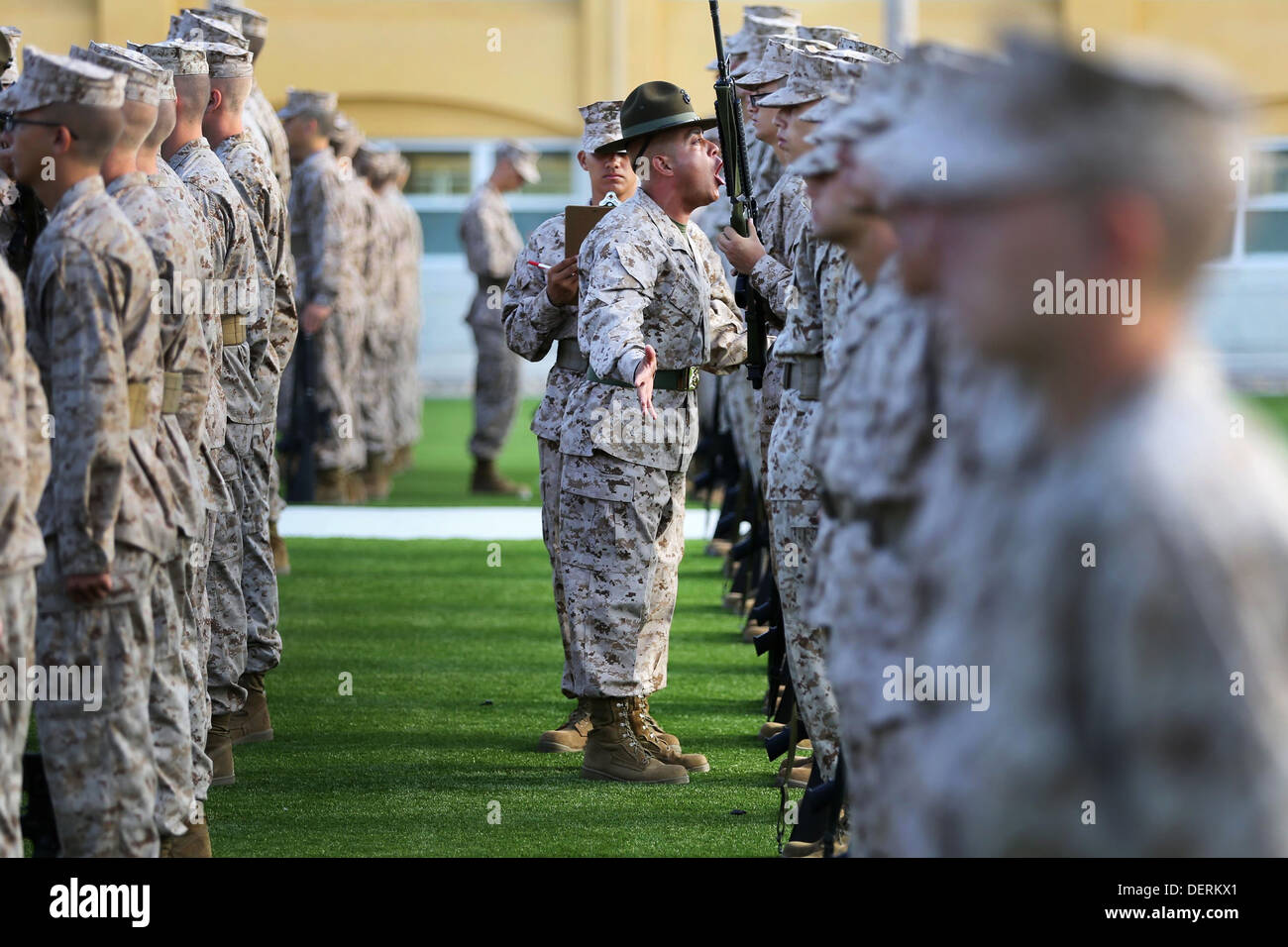 US Marine Staff Sgt Christian Fuentes motiviert Rekruten, wie er bewegt sich nach unten über die Zeilen bei der senior Drill Instructor Nachprüfung im Marine Corps zu rekrutieren Depot San Diego 23. August 2013 in San Diego, Kalifornien. Stockfoto