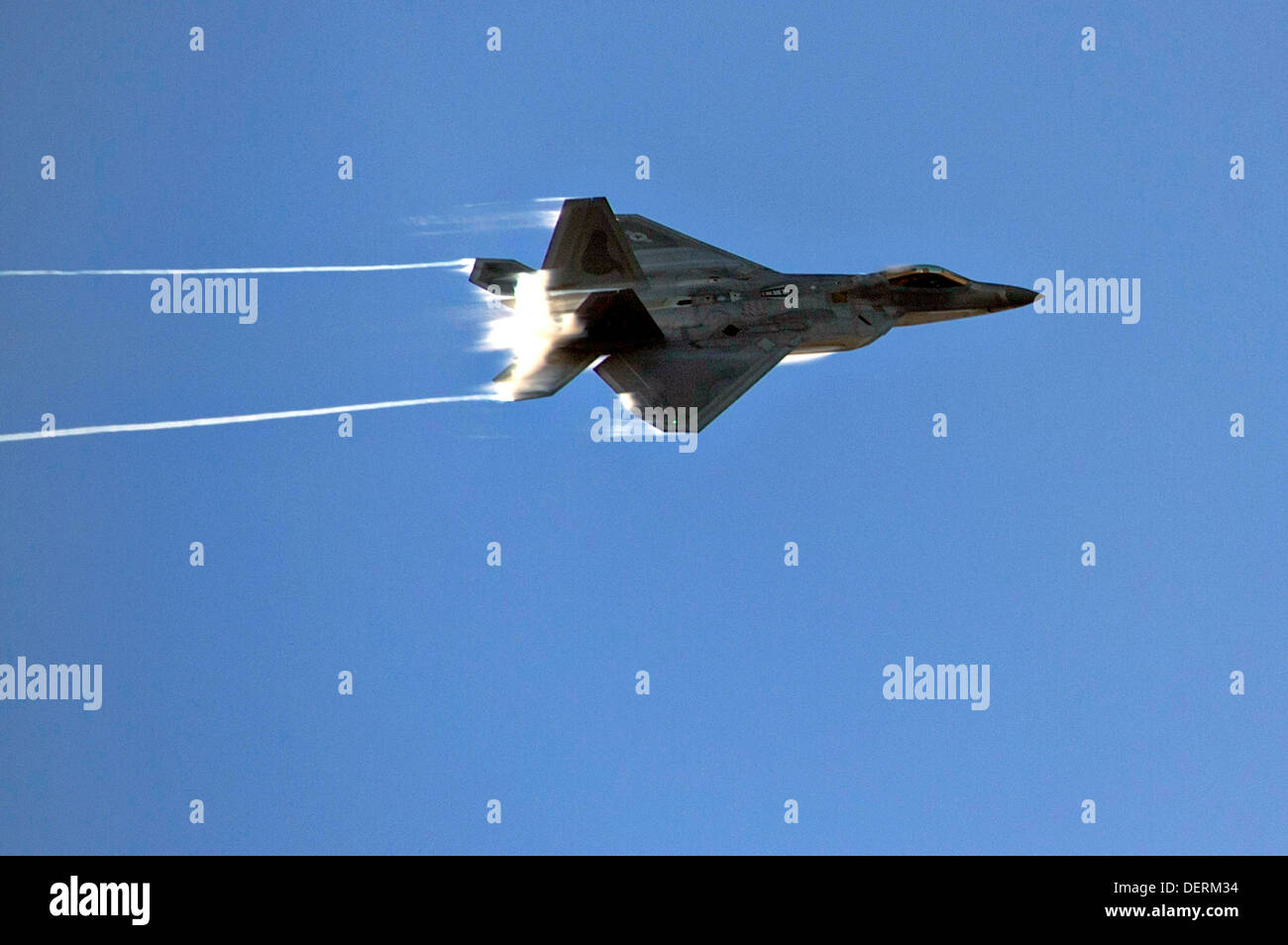 Ein US Air Force F-22A Raptor Stealth-taktisches Kampfflugzeug führt ein Überschall Vorbeiflug über den Flugzeugträger USS George Washington im Pazifischen Ozean. Stockfoto