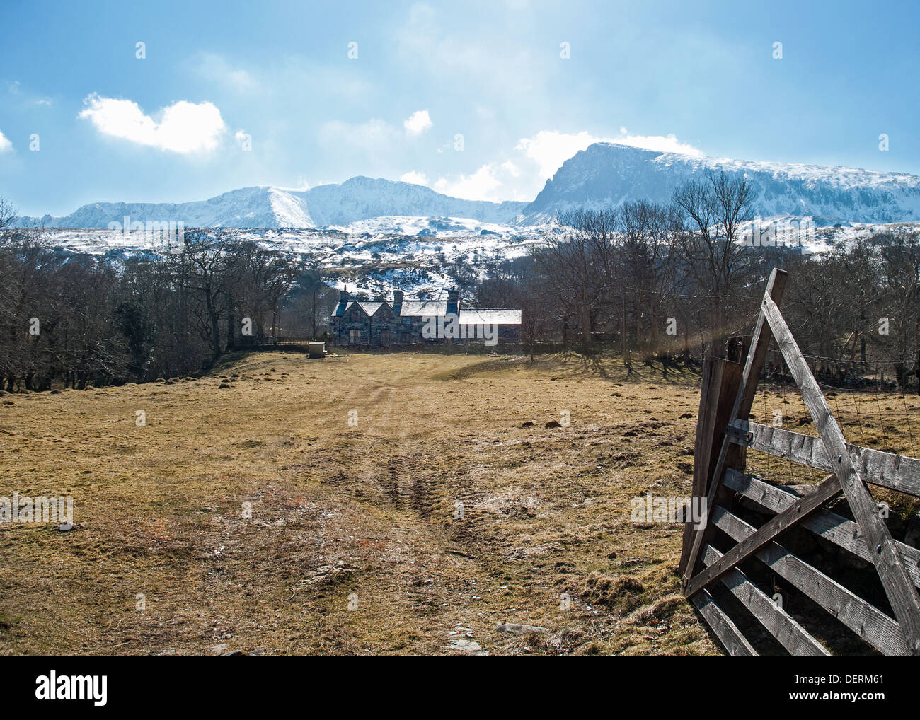 Ty Nant Etagenbett Haus mit Cader Idris Hügeln im Hintergrund. Stockfoto